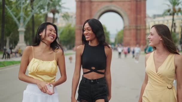 Três jubilosos felizes diversas jovens mulheres melhores amigos apreciando passeios pela Europa cidade juntos — Vídeo de Stock