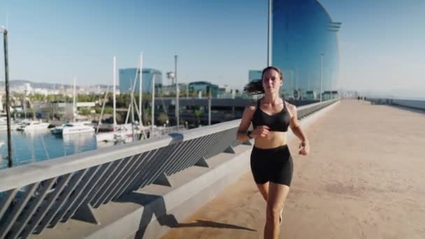 Corredor femenino comprobando reloj inteligente — Vídeos de Stock