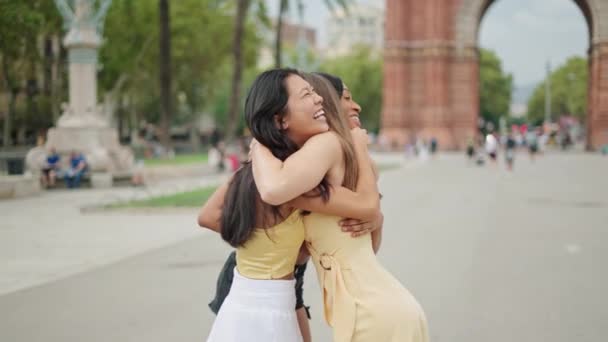 Três super felizes multirraciais amigos do sexo feminino abraçando e se sentindo animado para se encontrar ao ar livre — Vídeo de Stock