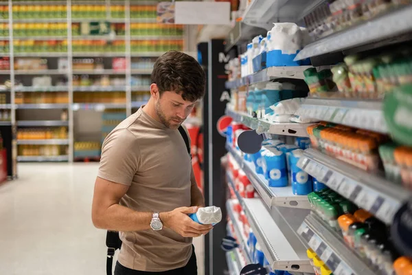 Hombre comprando comestibles en el supermercado — Foto de Stock