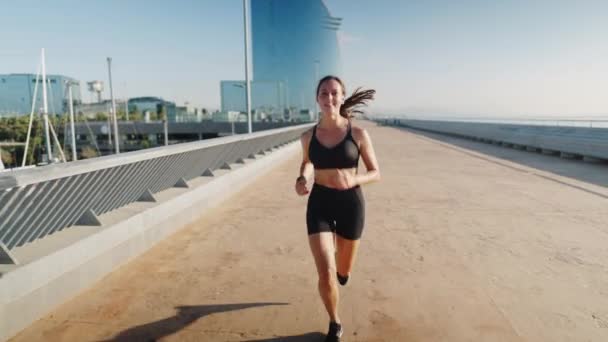 Vrouwelijke jogger loopt in de ochtend — Stockvideo