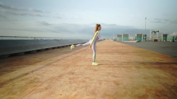 Atlet wanita berjongkok di tanggul — Stok Video