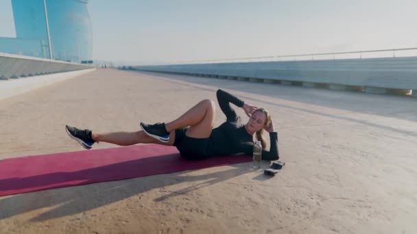女运动员晨练腹肌 — 图库视频影像