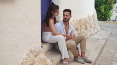 Sokakta sarılıp öpüşen mutlu etnik çift
