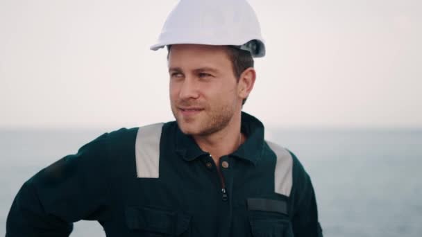 Officier de pont maritime portant un casque et une combinaison de sécurité parlant par talkie-walkie — Video