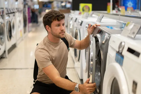 Masculino compra nova máquina de lavar roupa — Fotografia de Stock