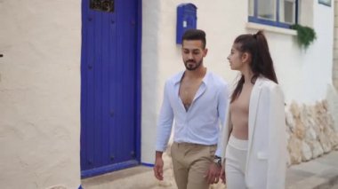 Yaşlı kasabada romantik etnik çift öpüşüyor