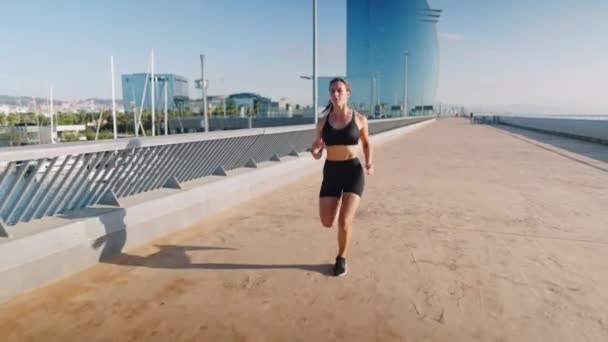 女运动员早上在河堤上奔跑 — 图库视频影像