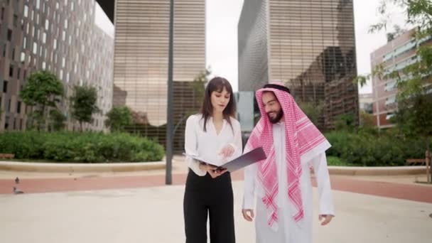 Empresaria discutiendo papeles con cliente árabe — Vídeo de stock