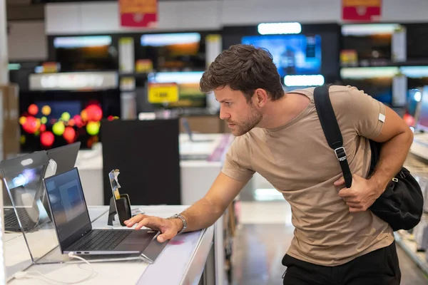 Hombre Casual Enfocado Mostrador Con Nuevo Ordenador Portátil Que Comprueba — Foto de Stock