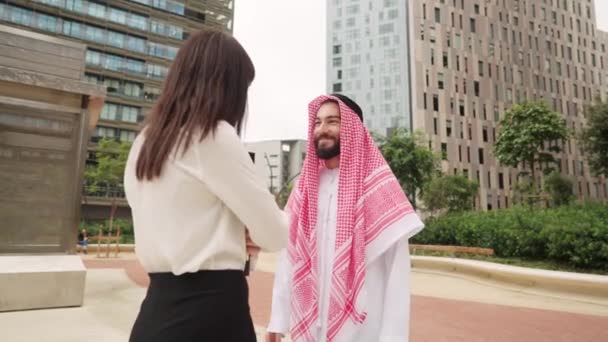 Hombre árabe escuchando a mujer de negocios — Vídeos de Stock