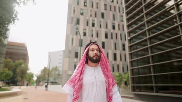 Arabische man loopt op straat — Stockvideo