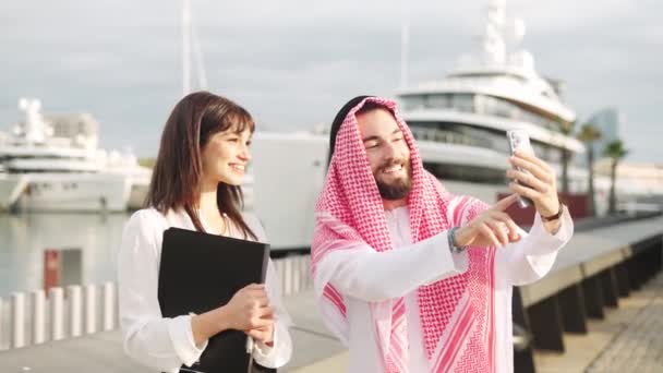 Diverse pengusaha mengambil selfie di pelabuhan — Stok Video