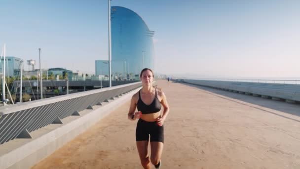 Vrouwelijke jogger loopt in de ochtend — Stockvideo