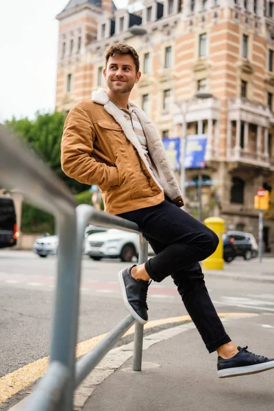 Chico feliz apoyado en la valla — Foto de Stock