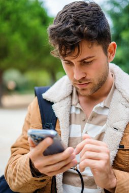 Parkta Smartphone kullanan adam