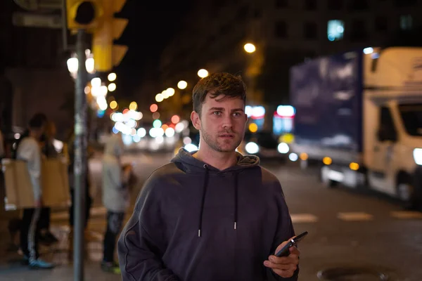 Hombre con smartphone en la calle por la noche — Foto de Stock