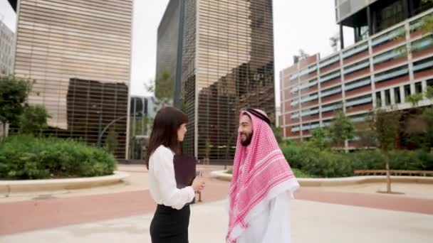 Mujer de negocios hablando con hombre árabe en el centro de la ciudad — Vídeo de stock