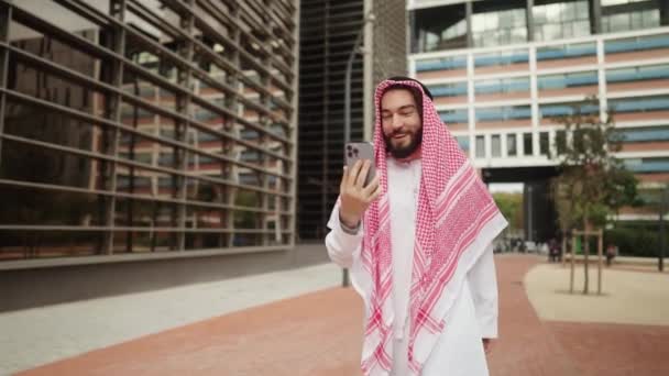 Веселый арабский мужчина делает видеозвонок — стоковое видео