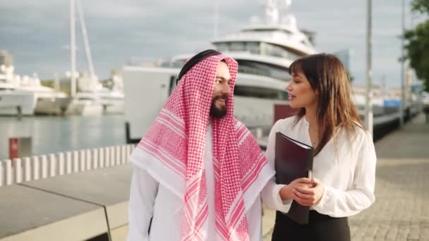 Empresaria hablando con hombre árabe en terraplén — Vídeos de Stock