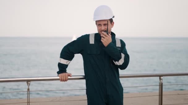 Liman işlerinde çalışan VHF telsiz operatörü konuşuyor. — Stok video