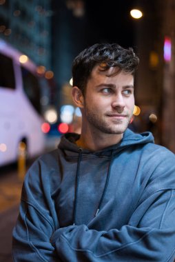 Gece sokağında kendine güveni tam bir adam