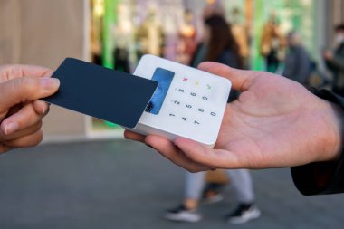 İnsanları kredi kartıyla ve terminalle ekin