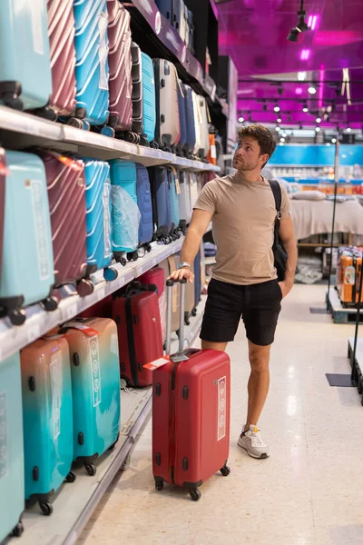 Cliente masculino con maleta en el centro comercial — Foto de Stock