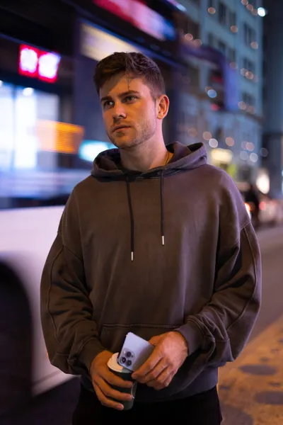 Hombre esperando el autobús en la calle de la noche — Foto de Stock