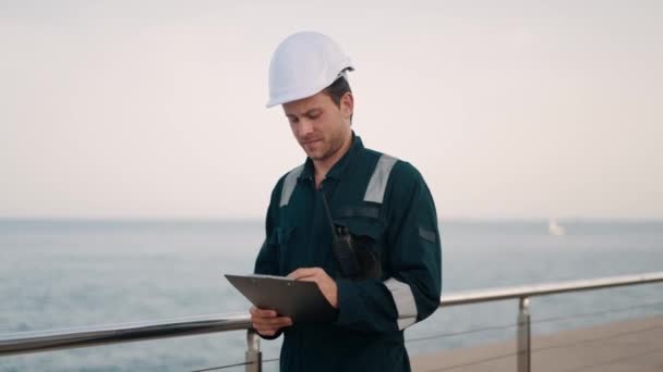 Jeune officier de pont maritime ou travailleur portuaire effectuant l'inspection d'un navire en mer — Video