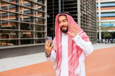 Video çağrısı sırasında Arap erkek el sallıyor