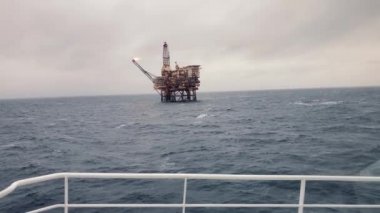Offshore petrol ve gaz endüstrisi. Kuzey denizindeki petrol platformu veya teçhizatı