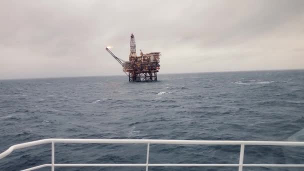 Offshore olie- en gasindustrie. Olieplatform of booreiland in de Noordzee — Stockvideo