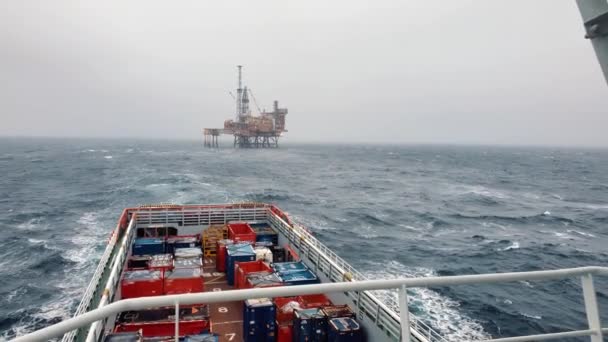 PSV peronszállító hajó az olajfúró- és fúrótorony közelében — Stock videók