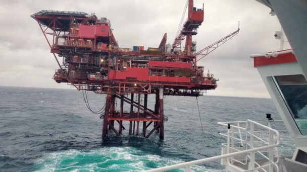 Plattformversorgungsschiff PSV in der Nähe von Ölplattform — Stockvideo