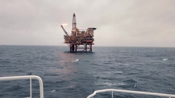 Indústria offshore de petróleo e gás. Plataforma ou plataforma de petróleo no mar do Norte — Vídeo de Stock