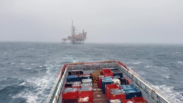 Вантажне судно PSV біля нафтової вишки та бурової платформи. — стокове відео
