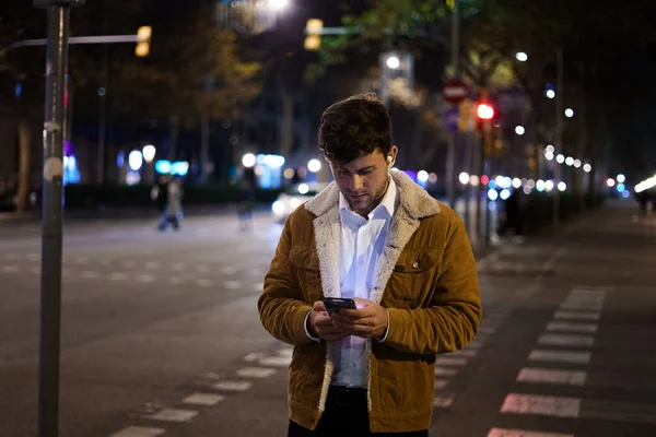 Joven Hombre Navegando Por Internet Teléfono Inteligente Mientras Está Pie —  Fotos de Stock