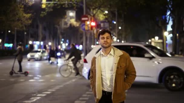 Homme traversant la route dans la ville de nuit — Video