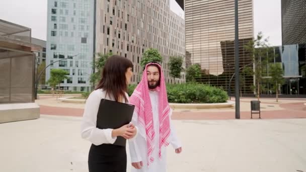 Homem árabe discutindo negócios com colega — Vídeo de Stock