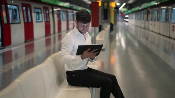 Empresário feliz usando tablet no metrô — Vídeo de Stock