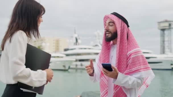 Encuentro árabe masculino con empresaria en puerto — Vídeos de Stock