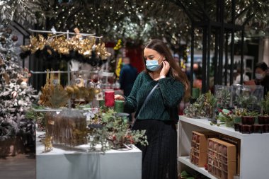 Noel 'den önce bayan müşteri alışverişi