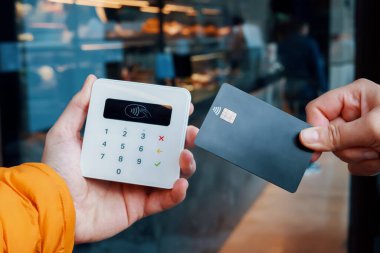 Kırpma istemcisi cafe terminalinde ödeme yapıyor