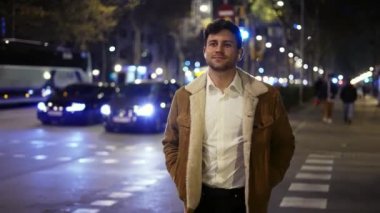 Gece yarısı bir adam karşıdan karşıya geçiyor