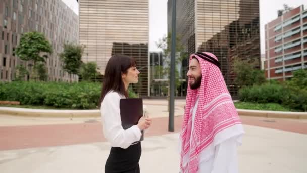 Ευρωπαίος επιχειρηματίας που συνομιλεί με τον αραβικό πελάτη σε επαγγελματική συνάντηση στην οδό Σίτι — Αρχείο Βίντεο