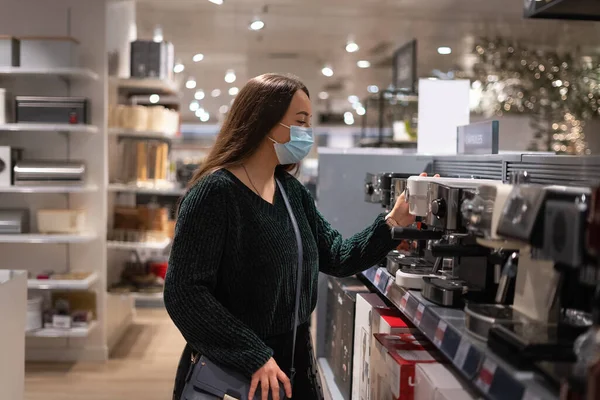 Cliente feminino escolhendo máquina de café — Fotografia de Stock