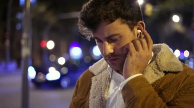 Sokakta müzik dinleyen bir adam