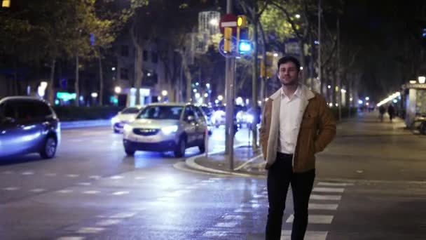 Hombre cruzando la calle por la noche — Vídeo de stock