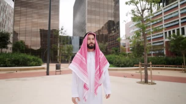 Arab man in modern city — Stock Video